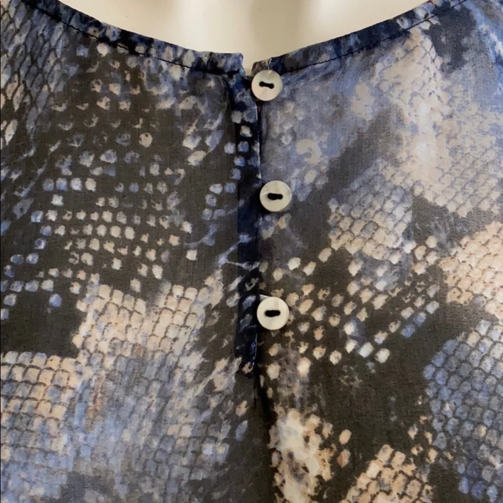 CHICOS blue sneak print blouse size 2